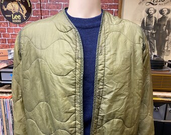 M-65 US Army green quilted jacket lining, True Vintage Military, streetwear fashion size large.