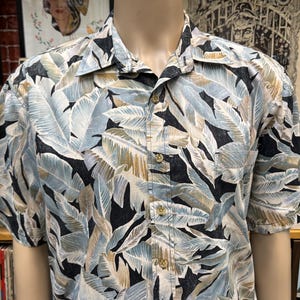Cooke Street Honolulu Hawaiian men&#39;s button down shirt floral print size Large.