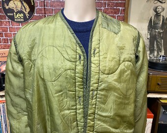 M-65 US Army green quilted jacket lining, True Vintage Military, streetwear fashion size small.