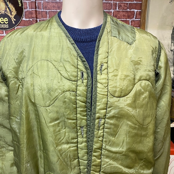 M-65 US Army green quilted jacket lining, True Vintage Military, streetwear fashion size small.