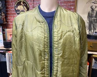 M-65 US Army green quilted jacket lining, True Vintage Military, streetwear fashion size small.