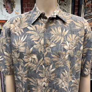 Cooke Street Honolulu Hawaiian men&#39;s button down shirt floral print size Large.