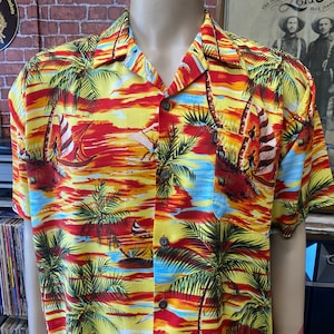 Pineapple Connection Hawaiian men&#39;s rayon shirt island print size medium.