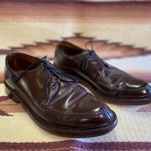 Vintage men&#39;s penny loafers laces on shoes mens size 8- 8 1/2 ???.
