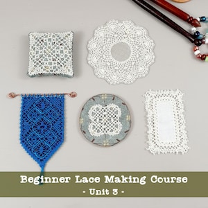 Pode incluir: Uma coleção de materiais para fazer renda, incluindo dois bilros de madeira com contas coloridas, uma almofada de alfinetes quadrada, um centro de mesa redondo, uma peça de renda azul em fio de cobre, um tecido circular com renda e um tapete de renda retangular. Texto: Beginner Lace Making Course - Unit 3.