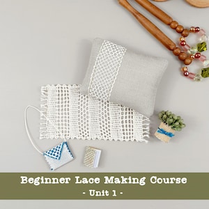 Può includere: Un kit per corso di merletto per principianti con due fuselli in legno con perline, un cuscino rettangolare in tessuto grigio, un centrino in pizzo bianco all'uncinetto, una piccola pochette all'uncinetto bianca e blu, un libro minuscolo e una pianta verde in iuta.
