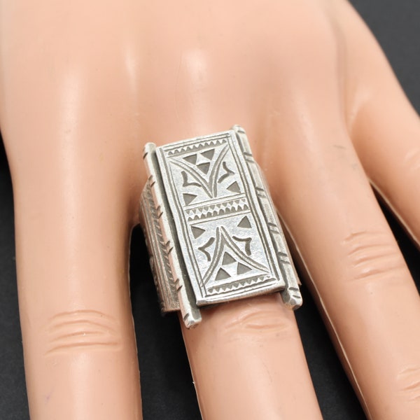Vintage Sterling Silver Tribal Ring Size 7