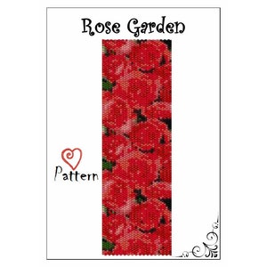 Op de afbeelding: Een kralenpatroon voor een armband met een ontwerp van rode rozen met groene bladeren. Het patroon is getiteld "Rose Garden".