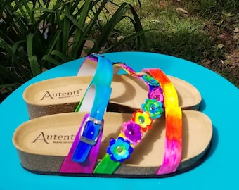 ¡Sé Flower Power Sandalias Tie-Dye pintadas a mano para el colorido hippie! ¡Disponible en tallas 8 y 9 para mujer!