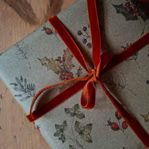 Weihnachtliches Geschenkpapier mit Blumenmuster, Recycling-Geschenkpapier, braunes Kraftpapier, Winterblumen