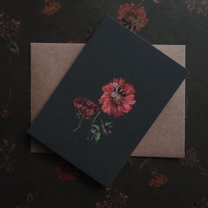 Petite carte d'art fleur rouge avec une abeille, étiquette cadeau floral aquarelle, carte d'art botanique, style rustique, taille 3 x 4 po