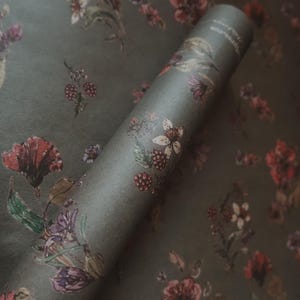 Flores sobre papel de regalo reciclado kraft gris oscuro, Papel de regalo, Papel de regalo, Papel de regalo reciclado, Papel de regalo, Papel de regalo floral imagen 2