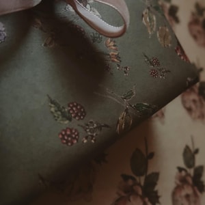 Flores sobre papel de regalo reciclado kraft gris oscuro, Papel de regalo, Papel de regalo, Papel de regalo reciclado, Papel de regalo, Papel de regalo floral imagen 8