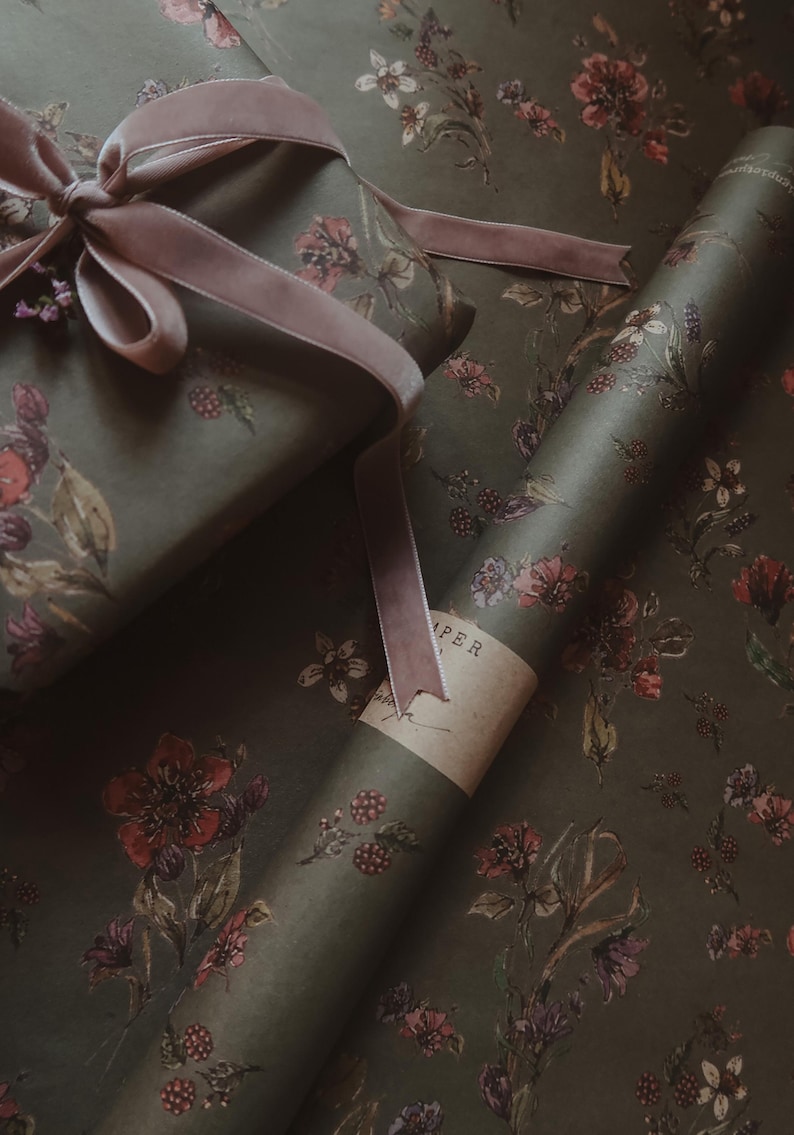 Flores sobre papel de regalo reciclado kraft gris oscuro, Papel de regalo, Papel de regalo, Papel de regalo reciclado, Papel de regalo, Papel de regalo floral imagen 1