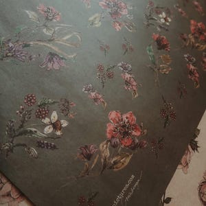 Flores sobre papel de regalo reciclado kraft gris oscuro, Papel de regalo, Papel de regalo, Papel de regalo reciclado, Papel de regalo, Papel de regalo floral imagen 6