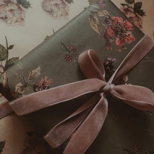 Flores sobre papel de regalo reciclado kraft gris oscuro, Papel de regalo, Papel de regalo, Papel de regalo reciclado, Papel de regalo, Papel de regalo floral imagen 9
