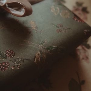 Flores sobre papel de regalo reciclado kraft gris oscuro, Papel de regalo, Papel de regalo, Papel de regalo reciclado, Papel de regalo, Papel de regalo floral imagen 10