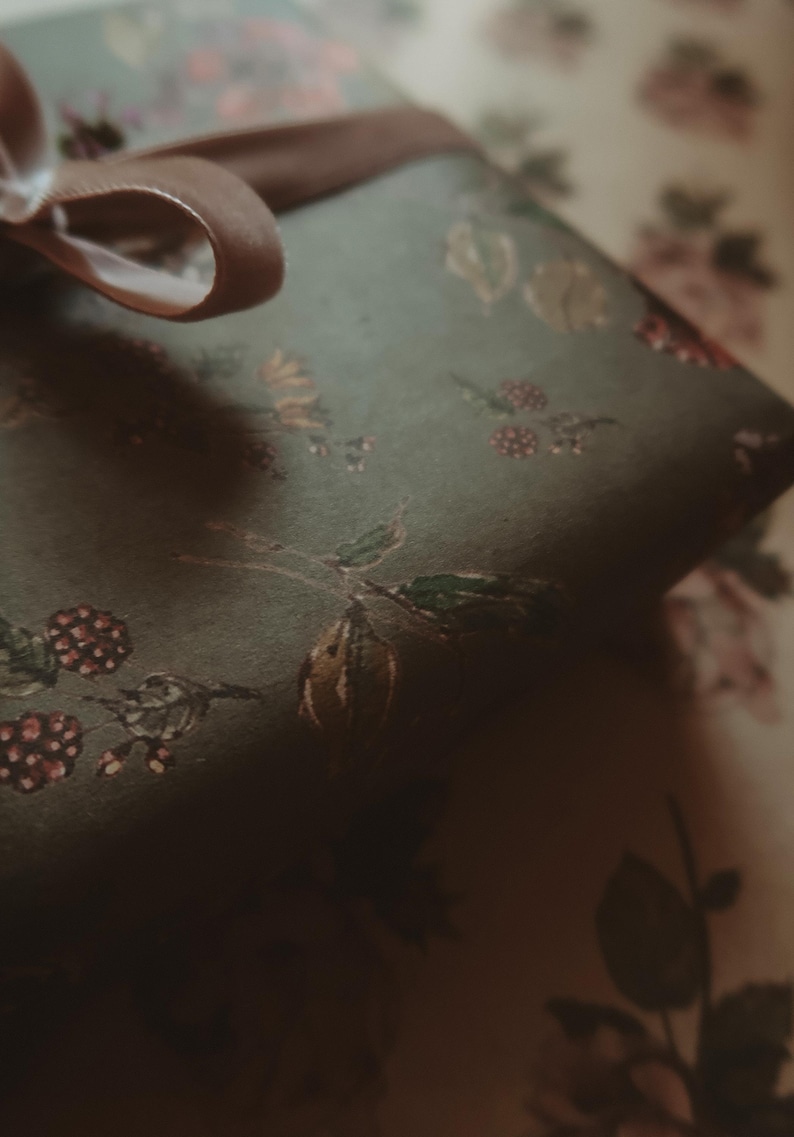 Flores sobre papel de regalo reciclado kraft gris oscuro, Papel de regalo, Papel de regalo, Papel de regalo reciclado, Papel de regalo, Papel de regalo floral imagen 10