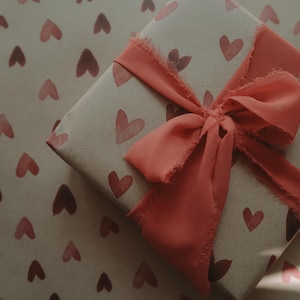 Papel de embrulho kraft de corações vermelhos, embrulho de presente, papel de embrulho de presente, urdidura de presente, papel de embrulho, papel de presente, amor, papel de embrulho de corações, reciclado