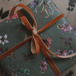 Fiori su carta da regalo grigio scuro, Carta da regalo, carta da regalo, Carta da regalo, Carta da regalo, carta da regalo, carta da regalo floreale, fiori