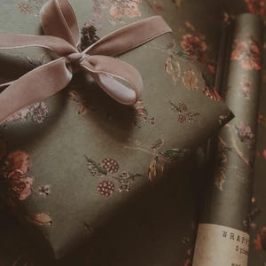 Flores sobre papel de regalo reciclado kraft gris oscuro, Papel de regalo, Papel de regalo, Papel de regalo reciclado, Papel de regalo, Papel de regalo floral imagen 4