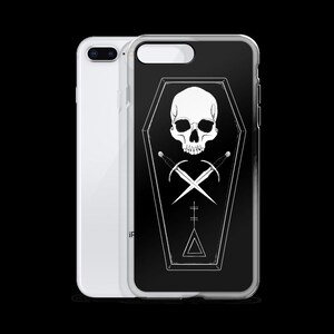 Puede incluir: Una funda de tel&eacute;fono negra y blanca con un dise&ntilde;o de calavera y huesos cruzados dentro de un ata&uacute;d. El dise&ntilde;o est&aacute; sobre un fondo negro con contornos blancos.