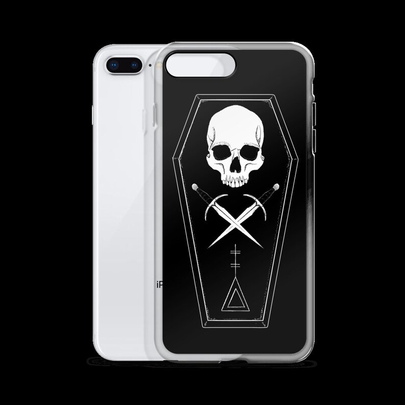 Puede incluir: Una funda de tel&eacute;fono negra y blanca con un dise&ntilde;o de calavera y huesos cruzados dentro de un ata&uacute;d. El dise&ntilde;o est&aacute; sobre un fondo negro con contornos blancos.
