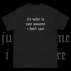 Camiseta de manga corta Nu Goth / Ropa tipográfica gótica estética Tumblr con grunge suave y pastel Sarcástico / Es más seguro asumir que no me importa