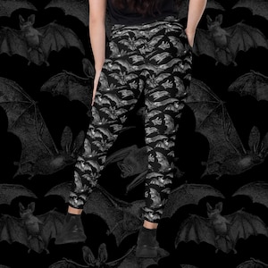 Leggings gothiques imprimés avec poches pour femme | Vêtements de sorcellerie Activewear, Health Goth, Pastel goth Grunge foncé Nu goth | Lâchez les chauves-souris