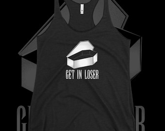 Puede incluir: Un top de tirantes negro con un gráfico blanco de un ataúd abierto y el texto "GET IN LOSER".