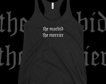 Puede incluir: Un top de tirantes negro con el texto "the morbid the merrier" impreso en blanco en la parte delantera.