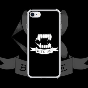 Puede incluir: Una funda de iPhone negra con una imagen blanca de colmillos y el texto "Bite Me" en una pancarta.
