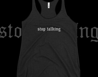Puede incluir: Un top de tirantes gris oscuro con el texto "stop talking" en blanco, en letras góticas.