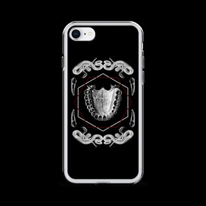 Puede incluir: Una funda negra para iPhone con un diseño blanco de un conjunto de dientes en un marco geométrico rodeado de patrones de serpiente.