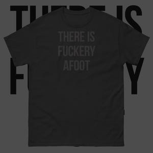 Nu Goth ブラックTシャツ、ソフトグランジタイポグラフィ（ユニセックス S-3XL） | There is Fuckery Afoot