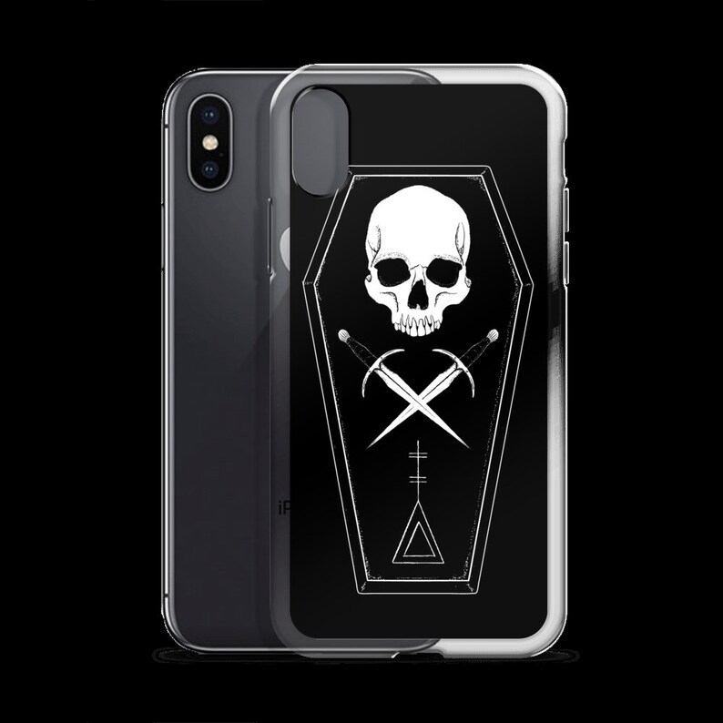 Puede incluir: Una funda de tel&eacute;fono negra y blanca con un dise&ntilde;o de calavera y huesos cruzados dentro de una forma de ata&uacute;d. El dise&ntilde;o est&aacute; sobre un fondo negro.