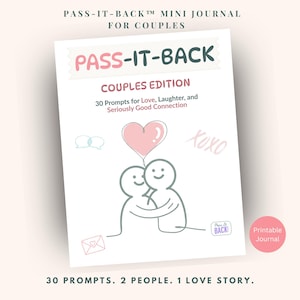 Puede incluir: Un diario blanco titulado "PASS-IT-BACK" para parejas, con un globo de corazón rosa y dos figuras de palitos abrazándose. La portada incluye el texto "COUPLES EDITION" y "30 Prompts for Love, Laughter, and Seriously Good Connection."