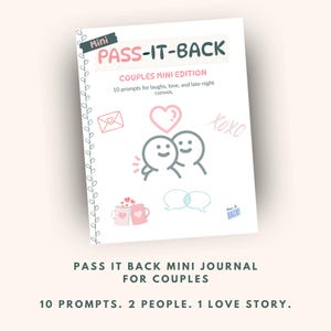 Puede incluir: Un diario blanco titulado "PASS-IT-BACK" con el subtítulo "COUPLES MINI EDITION". La portada presenta ilustraciones de un corazón, dos figuras sonrientes y otros iconos. El diario está diseñado para parejas, con 10 preguntas.