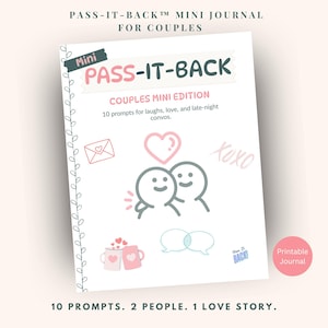 Puede incluir: Un mini diario blanco titulado "PASS-IT-BACK" para parejas, con un corazón, dos figuras sonrientes y el texto "10 prompts for laughs, love, and late-night convos." Está etiquetado como un "Printable Journal."