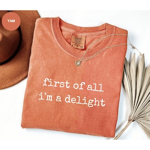 Comfort Colors®「まず第一に私は喜び」シャツ、面白いユーモアシャツ、皮肉なグラフィックTシャツ、面白い名言シャツ、皮肉シャツ、トレンディシャツ