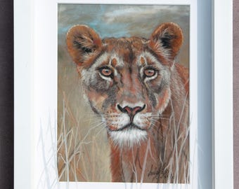 Leona, arte en pastel, material de terciopelo, enmarcada con detalle de cristal grabado.