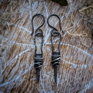 Poids d&#39;oreilles à clous rustiques * clou pointu * clou de cercueil * sorcellerie * gothique * bijoux païens * fait main * bijoux de jauge * punk * cerceaux pour tunnels * 14 g