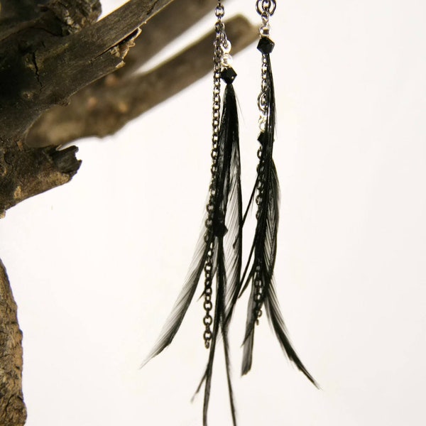 Boucles d'oreilles pendantes asymétriques longues plumes noires sur chaîne laiton bohème