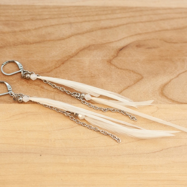 Boucles d'oreilles pendantes asymétriques - longues plumes blanches sur chaîne inox - chic, léger - bijoux mode Québec - fait main par GEBO