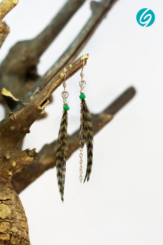 Boucles d'oreilles de plumes vertes et noires pendantes asymétriques