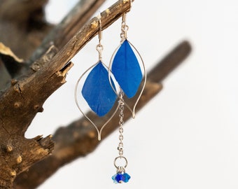 Pendant asymmetric earring - blue - feathers and chain - elegant, chic, light - Made in Quebec - handmade by Créations GEBO