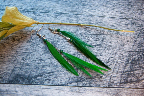 Pendant asymmetric earring long green feathers on inox chain