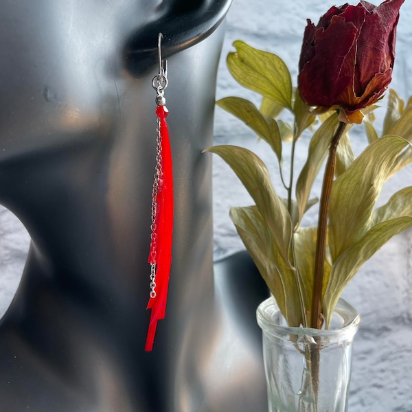 Boucles d'oreilles pendantes asymétriques longues plumes rouge sur chaîne inox bohème