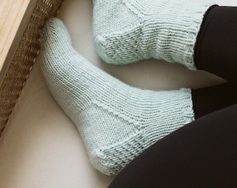 KNITTING PATTERN // Vanilla Sock Pattern for Beginners // Video Tutorial for Easy Knitted Socks // Womens, Mens Knit Socks PDF // Magic Loop