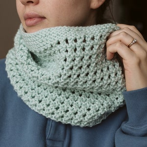 Easy Lace Cowl w/ Video Tutorial // Knitting Pattern // Quick Scarf for Beginners // Fast Knit Project in the Round // PDF Digital Download